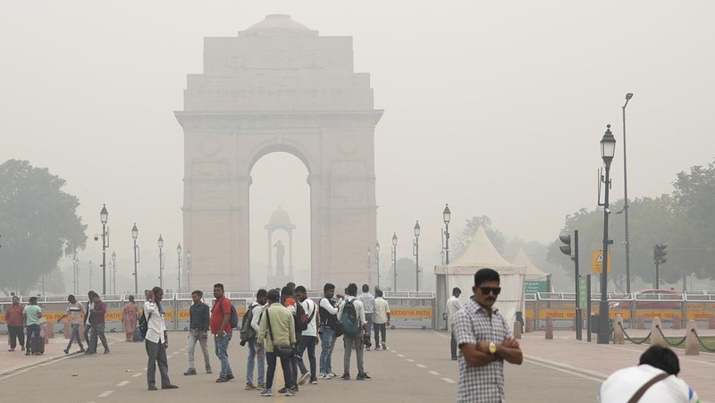 Kabut asap menyelimuti cakrawala kota di New Delhi, India, Jumat, 3 November 2023. Pihak berwenang pada hari Jumat menutup sekolah dasar dan melarang kendaraan yang menimbulkan polusi serta aktivitas konstruksi untuk mengendalikan kabut asap dan kabut asap terburuk musim ini, yang menyebabkan infeksi saluran pernapasan pada manusia dan menyelimuti monumen dan bangunan bertingkat tinggi di dan sekitar New Delhi. (AP Photo/Shonal Ganguly)
