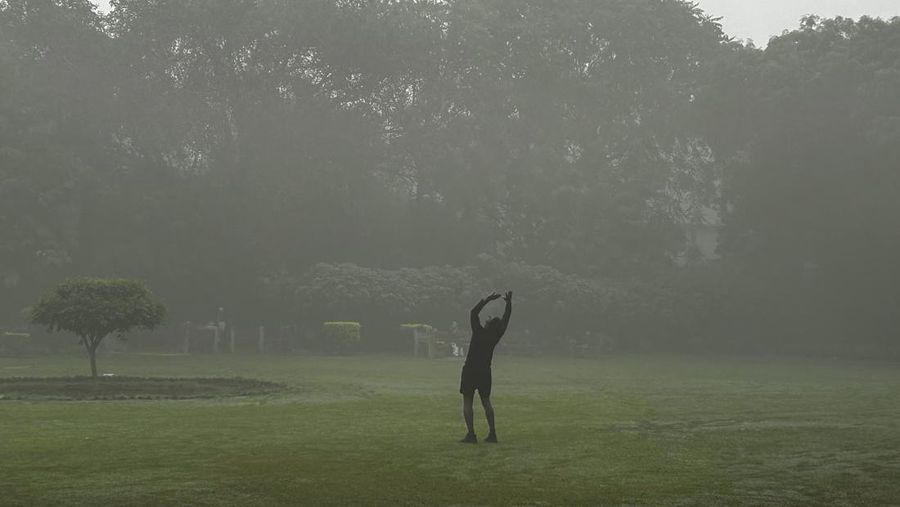 Kabut asap menyelimuti cakrawala kota di New Delhi, India, Jumat, 3 November 2023. Pihak berwenang pada hari Jumat menutup sekolah dasar dan melarang kendaraan yang menimbulkan polusi serta aktivitas konstruksi untuk mengendalikan kabut asap dan kabut asap terburuk musim ini, yang menyebabkan infeksi saluran pernapasan pada manusia dan menyelimuti monumen dan bangunan bertingkat tinggi di dan sekitar New Delhi. (AP Photo/Shonal Ganguly)