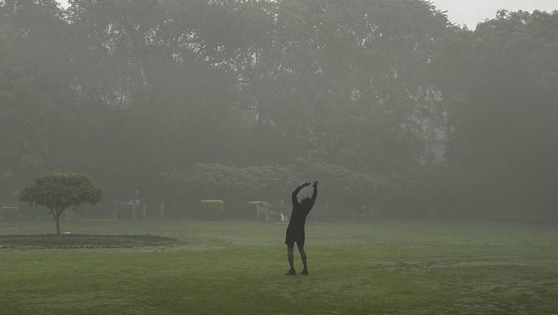 Kabut asap menyelimuti cakrawala kota di New Delhi, India, Jumat, 3 November 2023. Pihak berwenang pada hari Jumat menutup sekolah dasar dan melarang kendaraan yang menimbulkan polusi serta aktivitas konstruksi untuk mengendalikan kabut asap dan kabut asap terburuk musim ini, yang menyebabkan infeksi saluran pernapasan pada manusia dan menyelimuti monumen dan bangunan bertingkat tinggi di dan sekitar New Delhi. (AP Photo/Shonal Ganguly)