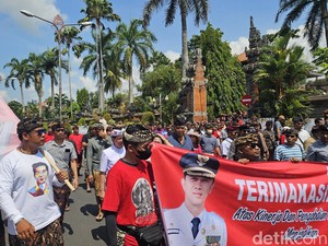 Pamit dari Kantor Bupati Klungkung, Suwirta Diantar ASN-Disambut Warga