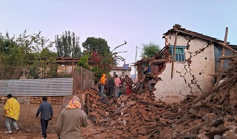 Personel Angkatan Darat membawa orang yang terluka dengan tandu pasca gempa di Jajarkot, Nepal, 4 November 2023. (Nepal Army/Handout via REUTERS)