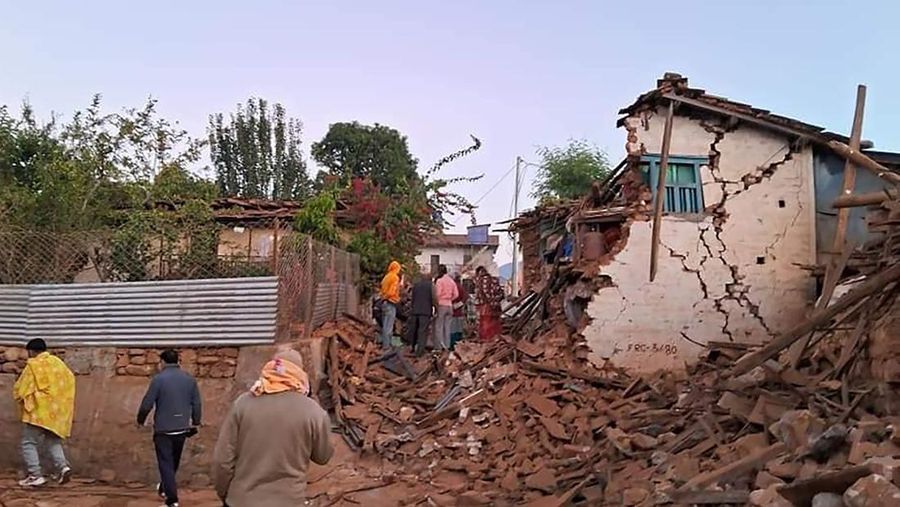 Foto selebaran yang disediakan oleh Kantor Perdana Menteri Nepal ini menunjukkan daerah yang terkena dampak gempa di barat laut Nepal, Sabtu, 4 November 2023. Helikopter dan pasukan darat bergegas membantu orang-orang yang terluka dalam gempa kuat yang mengguncang distrik barat laut Nepal sebelum tengah malam Jumat, menewaskan lebih dari 100 orang dan melukai puluhan lainnya, kata para pejabat pada hari Sabtu. (Nepal Prime Minister's Office via AP)