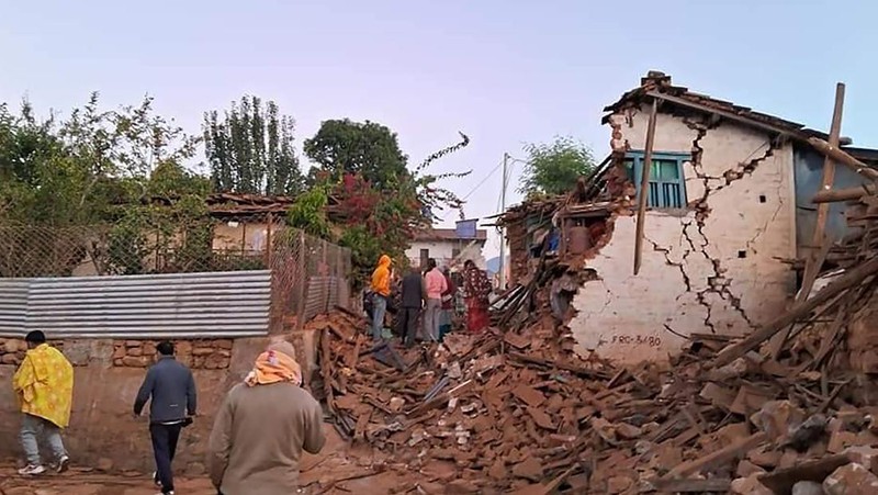 Personel Angkatan Darat membawa orang yang terluka dengan tandu pasca gempa di Jajarkot, Nepal, 4 November 2023. (Nepal Army/Handout via REUTERS)