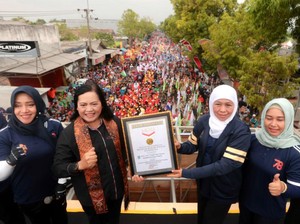 Khofifah Terima Rekor Muri dalam Gerak Jalan Mojokerto-Surabaya 2023
