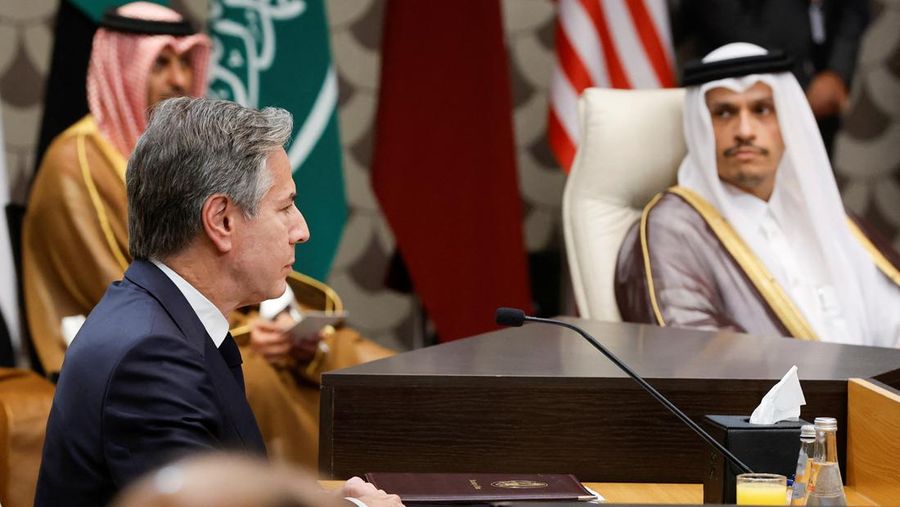 Menteri Luar Negeri AS Antony Blinken menghadiri pertemuan dengan Menteri Luar Negeri Qatar Mohammed bin Abdulrahman bin Jassim Al Thani, pada hari pertemuan tentang konflik yang sedang berlangsung antara Israel dan kelompok Islam Palestina Hamas, di Amman, Yordania, 4 November 2023. (REUTERS/Jonathan Ernst/Pool)