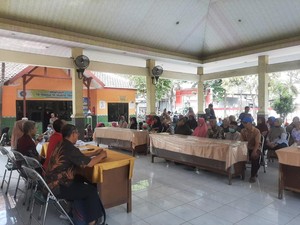 Pemkab Gresik Bagikan BLT Dana Bagi Hasil Cukai ke Warga di Kedamean