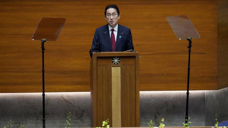 Perdana Menteri Jepang Fumio Kishida, perdana menteri Jepang pertama yang berpidato di sidang gabungan khusus Kongres Filipina, menyampaikan pidatonya di Dewan Perwakilan Rakyat di Kota Quezon, Filipina, 4 November 2023. (Aaron Favila/POOL via REUTERS)
