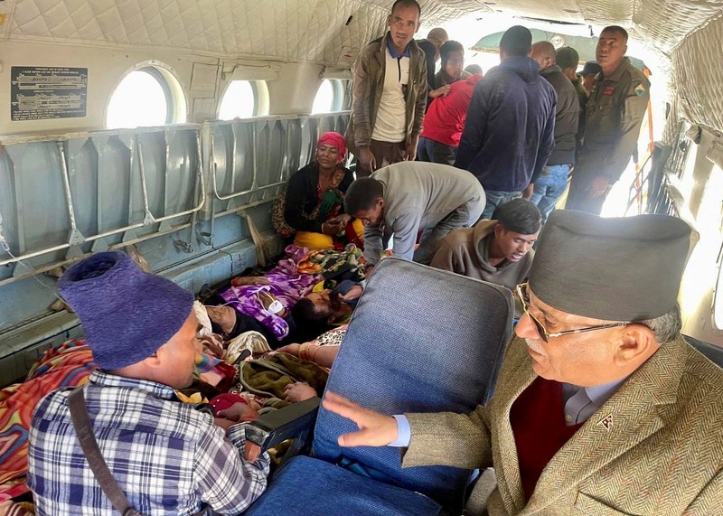 Personel Angkatan Darat membawa orang yang terluka dengan tandu pasca gempa di Jajarkot, Nepal, 4 November 2023. Personel Angkatan Darat membawa orang yang terluka dengan tandu pasca gempa di Jajarkot, Nepal, 4 November 2023. (Nepal Army/Handout via REUTERS)