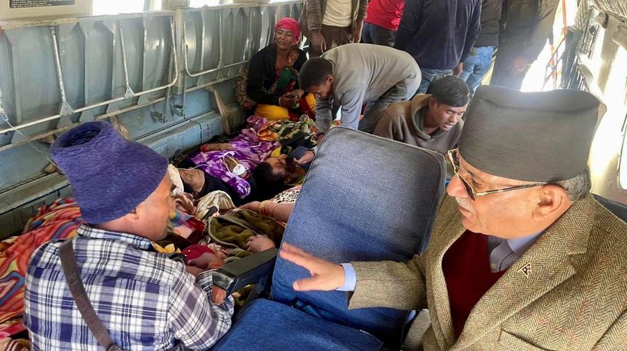 Personel Angkatan Darat membawa orang yang terluka dengan tandu pasca gempa di Jajarkot, Nepal, 4 November 2023. (Nepal Army/Handout via REUTERS)