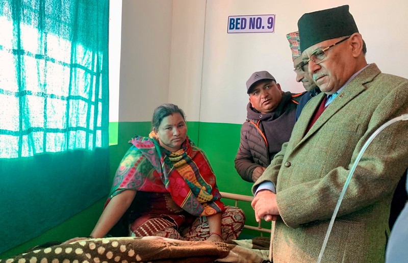 Personel Angkatan Darat membawa orang yang terluka dengan tandu pasca gempa di Jajarkot, Nepal, 4 November 2023. Personel Angkatan Darat membawa orang yang terluka dengan tandu pasca gempa di Jajarkot, Nepal, 4 November 2023. (Nepal Army/Handout via REUTERS)