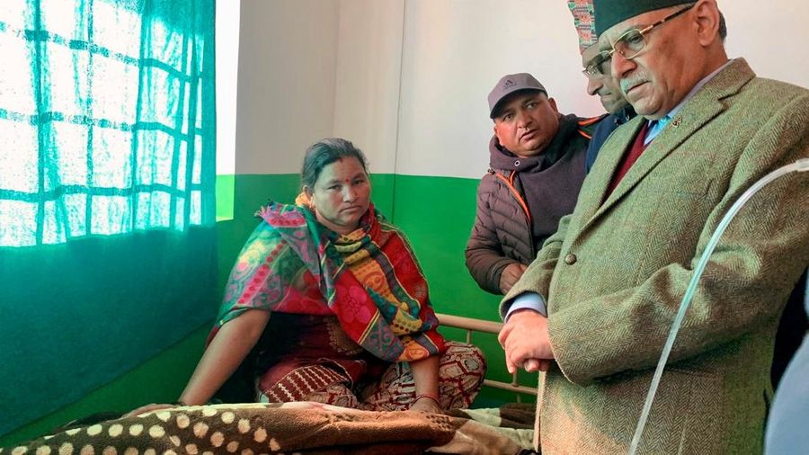 Personel Angkatan Darat membawa orang yang terluka dengan tandu pasca gempa di Jajarkot, Nepal, 4 November 2023. (Nepal Army/Handout via REUTERS)