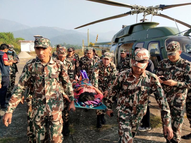 Personel Angkatan Darat membawa orang yang terluka dengan tandu pasca gempa di Jajarkot, Nepal, 4 November 2023. Personel Angkatan Darat membawa orang yang terluka dengan tandu pasca gempa di Jajarkot, Nepal, 4 November 2023. (Nepal Army/Handout via REUTERS)