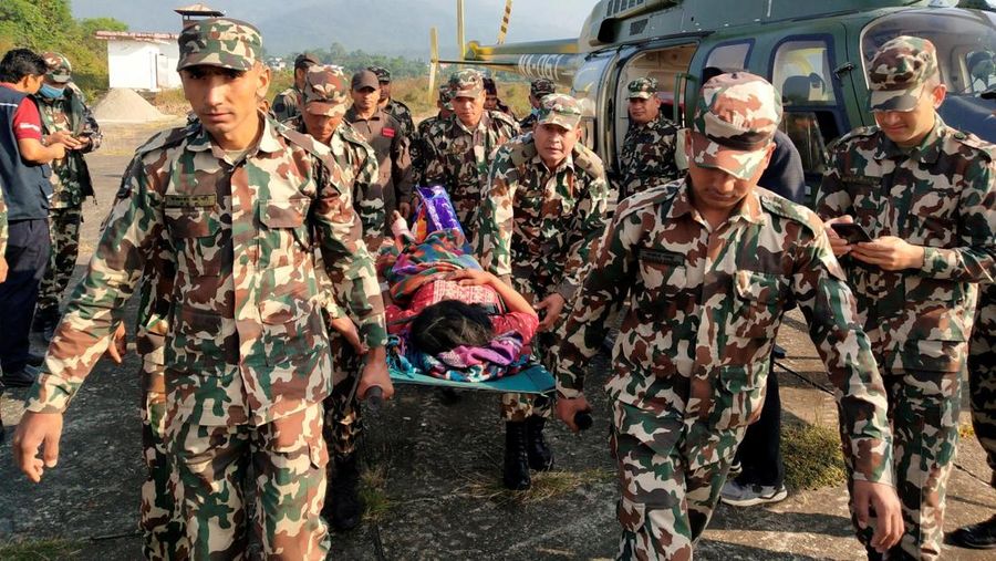 Personel Angkatan Darat membawa orang yang terluka dengan tandu pasca gempa di Jajarkot, Nepal, 4 November 2023. (Nepal Army/Handout via REUTERS)
