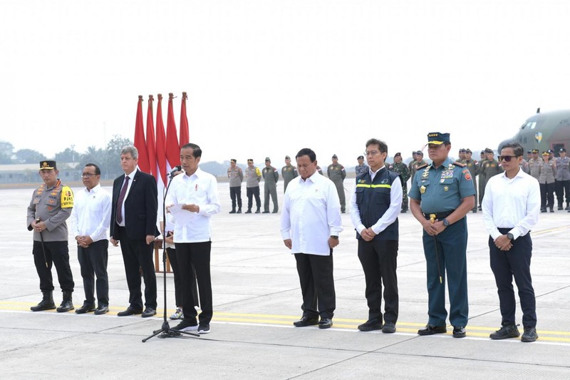 Presiden Joko Widodo melepas bantuan kemanusiaan dari Indonesia untuk Palestina di Pangkalan TNI AU Halim Perdanakusuma Jakarta, pada Sabtu, (4/11/2023). (Dok. Biro Pers Sekretariat Presiden/Kris)
