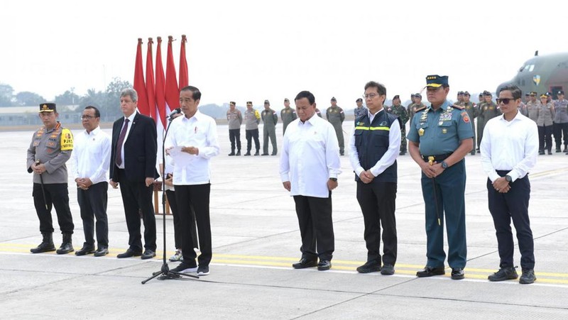 Presiden Joko Widodo melepas bantuan kemanusiaan dari Indonesia untuk Palestina di Pangkalan TNI AU Halim Perdanakusuma Jakarta, pada Sabtu, (4/11/2023). (Dok. Biro Pers Sekretariat Presiden/Kris)