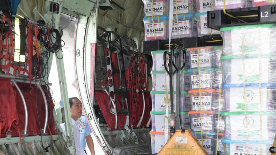 Presiden Joko Widodo melepas bantuan kemanusiaan dari Indonesia untuk Palestina di Pangkalan TNI AU Halim Perdanakusuma Jakarta, pada Sabtu, (4/11/2023). (Dok. Biro Pers Sekretariat Presiden/Kris)