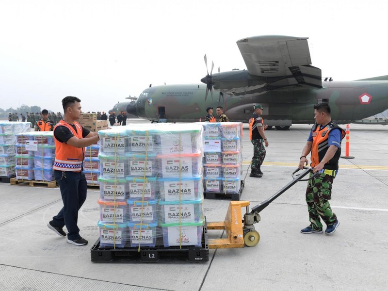 Presiden Joko Widodo melepas bantuan kemanusiaan dari Indonesia untuk Palestina di Pangkalan TNI AU Halim Perdanakusuma Jakarta, pada Sabtu, (4/11/2023). (Dok. Biro Pers Sekretariat Presiden/Kris)