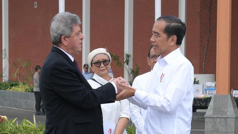 Presiden Joko Widodo melepas bantuan kemanusiaan dari Indonesia untuk Palestina di Pangkalan TNI AU Halim Perdanakusuma Jakarta, pada Sabtu, (4/11/2023). (Dok. Biro Pers Sekretariat Presiden/Kris)