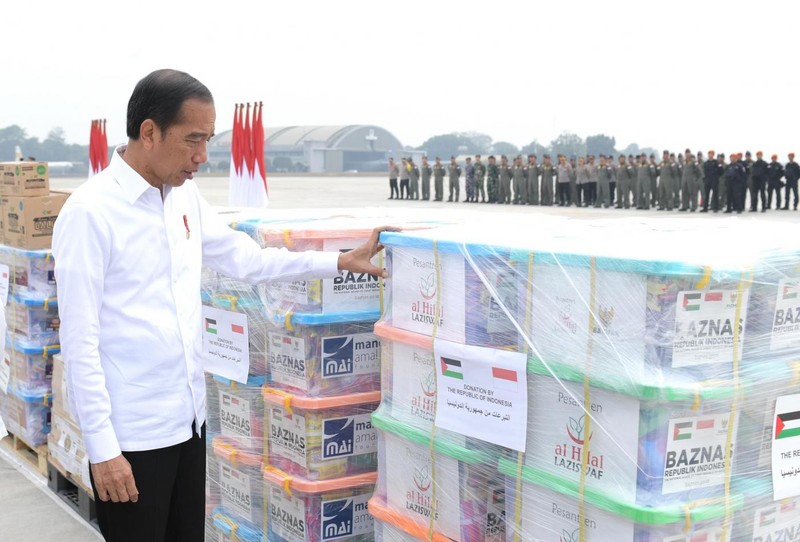 Presiden Joko Widodo melepas bantuan kemanusiaan dari Indonesia untuk Palestina di Pangkalan TNI AU Halim Perdanakusuma Jakarta, pada Sabtu, (4/11/2023). Presiden Joko Widodo melepas bantuan kemanusiaan dari Indonesia untuk Palestina di Pangkalan TNI AU Halim Perdanakusuma Jakarta, pada Sabtu, (4/11/2023). (Dok. Biro Pers Sekretariat Presiden/Kris)