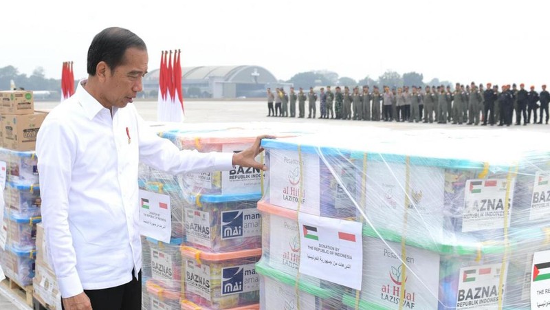 Presiden Joko Widodo melepas bantuan kemanusiaan dari Indonesia untuk Palestina di Pangkalan TNI AU Halim Perdanakusuma Jakarta, pada Sabtu, (4/11/2023). (Dok. Biro Pers Sekretariat Presiden/Kris)
