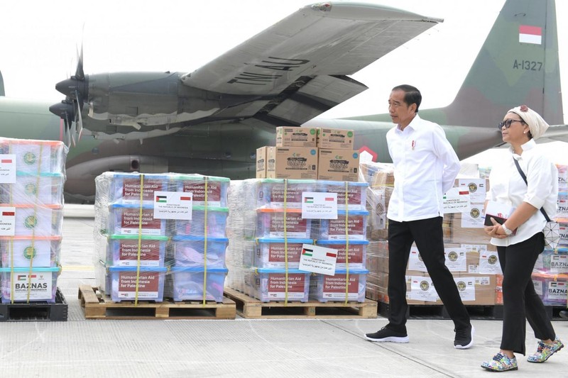 Presiden Joko Widodo melepas bantuan kemanusiaan dari Indonesia untuk Palestina di Pangkalan TNI AU Halim Perdanakusuma Jakarta, pada Sabtu, (4/11/2023). (Dok. Biro Pers Sekretariat Presiden/Kris)