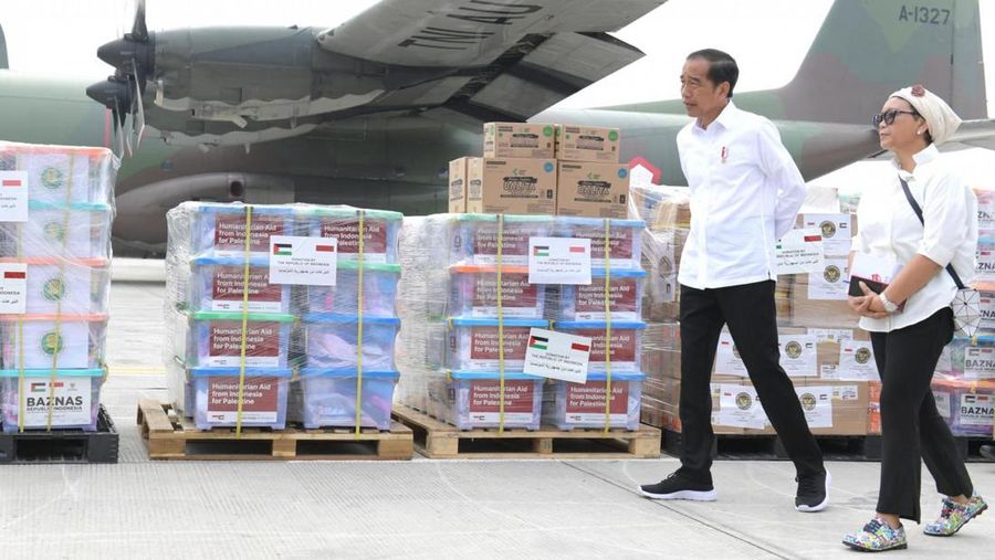 Presiden Joko Widodo melepas bantuan kemanusiaan dari Indonesia untuk Palestina di Pangkalan TNI AU Halim Perdanakusuma Jakarta, pada Sabtu, (4/11/2023). (Dok. Biro Pers Sekretariat Presiden/Kris)