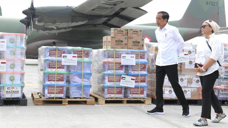 Presiden Joko Widodo melepas bantuan kemanusiaan dari Indonesia untuk Palestina di Pangkalan TNI AU Halim Perdanakusuma Jakarta, pada Sabtu, (4/11/2023). (Dok. Biro Pers Sekretariat Presiden/Kris)