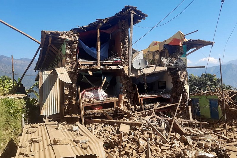 Personel Angkatan Darat membawa orang yang terluka dengan tandu pasca gempa di Jajarkot, Nepal, 4 November 2023. Personel Angkatan Darat membawa orang yang terluka dengan tandu pasca gempa di Jajarkot, Nepal, 4 November 2023. (Nepal Army/Handout via REUTERS)