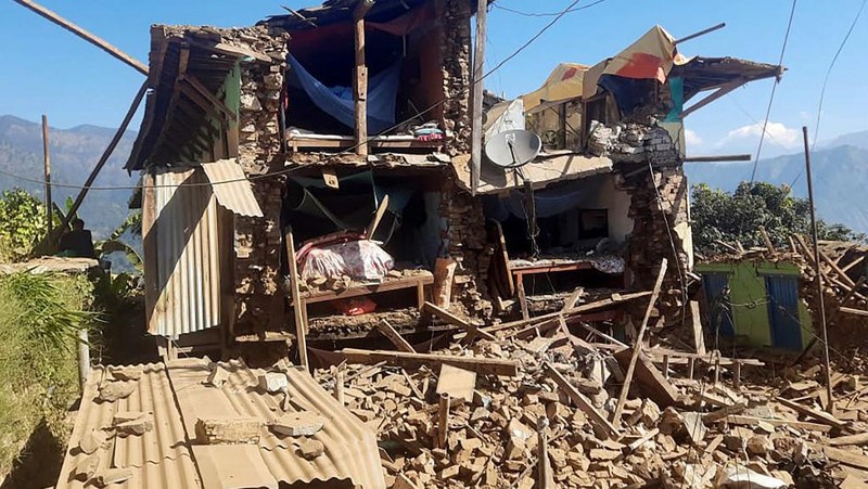 Personel Angkatan Darat membawa orang yang terluka dengan tandu pasca gempa di Jajarkot, Nepal, 4 November 2023. (Nepal Army/Handout via REUTERS)