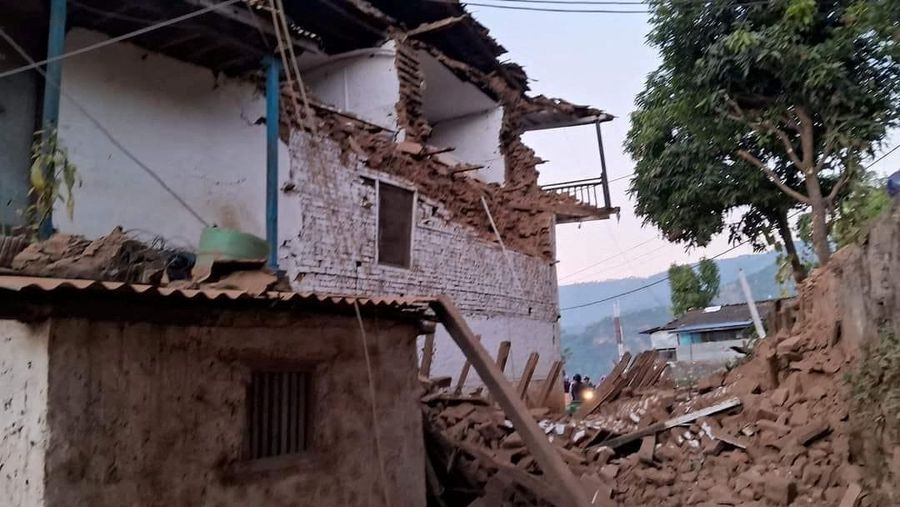 Personel Angkatan Darat membawa orang yang terluka dengan tandu pasca gempa di Jajarkot, Nepal, 4 November 2023. (Nepal Army/Handout via REUTERS)