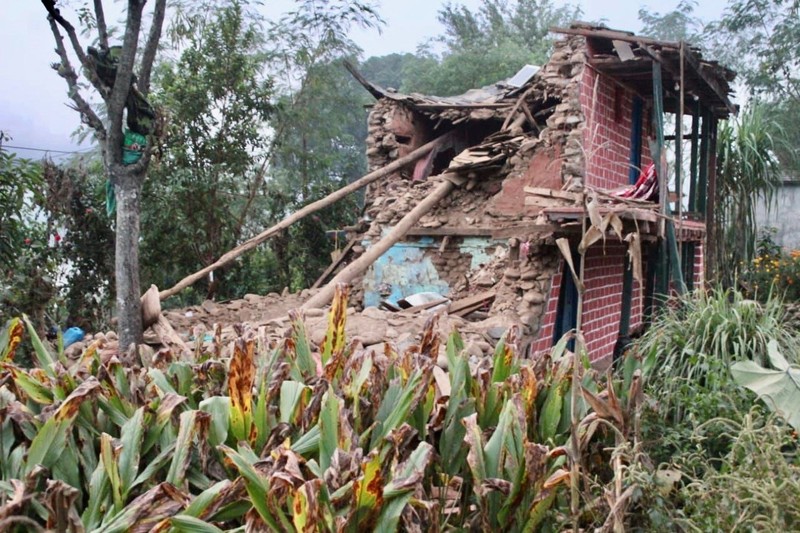 Personel Angkatan Darat membawa orang yang terluka dengan tandu pasca gempa di Jajarkot, Nepal, 4 November 2023. (Nepal Army/Handout via REUTERS)