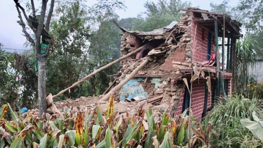 Personel Angkatan Darat membawa orang yang terluka dengan tandu pasca gempa di Jajarkot, Nepal, 4 November 2023. (Nepal Army/Handout via REUTERS)