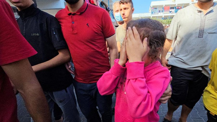 Seorang anak Palestina menangis menyusul serangan di sekolah milik PBB yang menampung para pengungsi, di tengah konflik yang sedang berlangsung antara Israel dan kelompok Islam Palestina Hamas, di kamp pengungsi Jabalia di Jalur Gaza utara, 4 November 2023. (REUTERS/Anas al-Shareef)