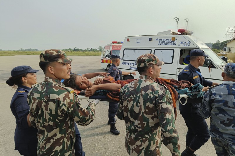 Personel Angkatan Darat membawa orang yang terluka dengan tandu pasca gempa di Jajarkot, Nepal, 4 November 2023. Personel Angkatan Darat membawa orang yang terluka dengan tandu pasca gempa di Jajarkot, Nepal, 4 November 2023. (Nepal Army/Handout via REUTERS)