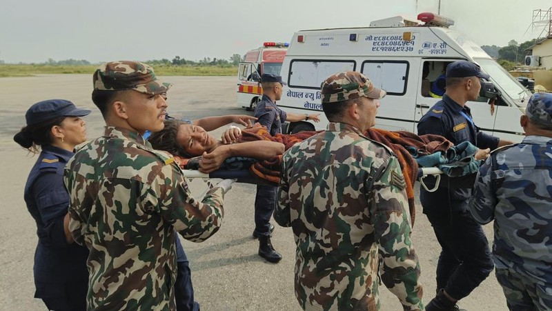 Personel Angkatan Darat membawa orang yang terluka dengan tandu pasca gempa di Jajarkot, Nepal, 4 November 2023. (Nepal Army/Handout via REUTERS)