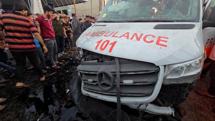 Warga Palestina memeriksa kerusakan pada ambulans setelah konvoi ambulans dihantam, di pintu masuk rumah sakit Shifa di Kota Gaza, 3 November 2023. (REUTERS/Anas al-Shareef)