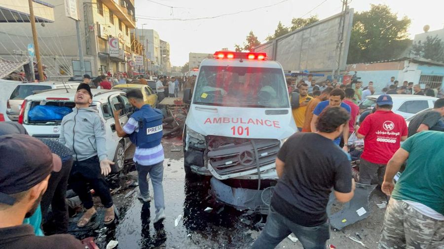 Warga Palestina memeriksa kerusakan setelah konvoi ambulans dihantam, di pintu masuk rumah sakit Shifa di Kota Gaza, 3 November 2023. (REUTERS/Mohammed Al-Masri)