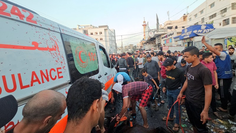 Warga Palestina memeriksa kerusakan setelah konvoi ambulans dihantam, di pintu masuk rumah sakit Shifa di Kota Gaza, 3 November 2023. Warga Palestina memeriksa kerusakan setelah konvoi ambulans dihantam, di pintu masuk rumah sakit Shifa di Kota Gaza, 3 November 2023. (REUTERS/Mohammed Al-Masri)