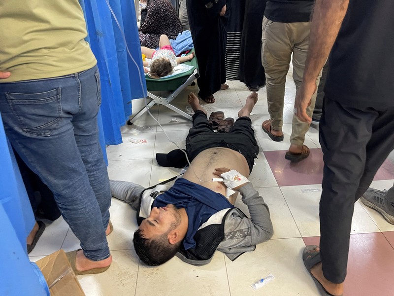 Warga Palestina memeriksa kerusakan setelah konvoi ambulans dihantam, di pintu masuk rumah sakit Shifa di Kota Gaza, 3 November 2023. Warga Palestina memeriksa kerusakan setelah konvoi ambulans dihantam, di pintu masuk rumah sakit Shifa di Kota Gaza, 3 November 2023. (REUTERS/Mohammed Al-Masri)