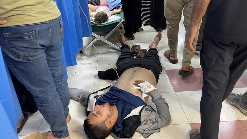 Warga Palestina memeriksa kerusakan setelah konvoi ambulans dihantam, di pintu masuk rumah sakit Shifa di Kota Gaza, 3 November 2023. (REUTERS/Mohammed Al-Masri)