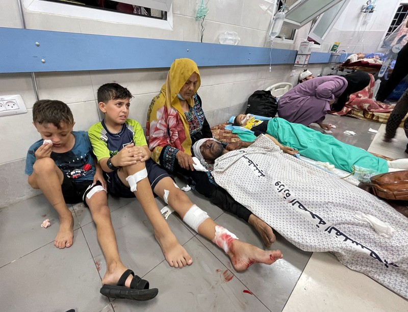 Warga Palestina memeriksa kerusakan setelah konvoi ambulans dihantam, di pintu masuk rumah sakit Shifa di Kota Gaza, 3 November 2023. Warga Palestina memeriksa kerusakan setelah konvoi ambulans dihantam, di pintu masuk rumah sakit Shifa di Kota Gaza, 3 November 2023. (REUTERS/Mohammed Al-Masri)