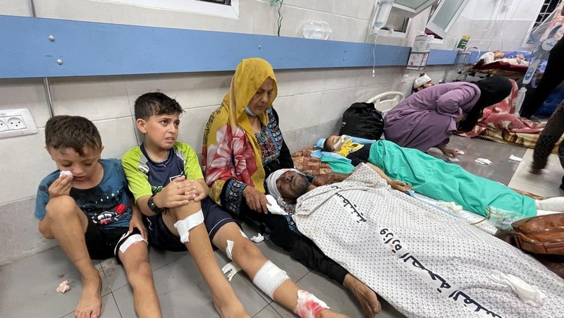 Warga Palestina memeriksa kerusakan setelah konvoi ambulans dihantam, di pintu masuk rumah sakit Shifa di Kota Gaza, 3 November 2023. (REUTERS/Mohammed Al-Masri)