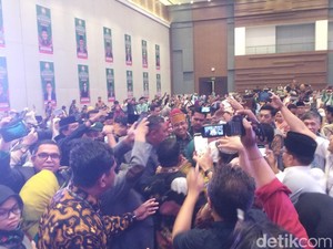 Hadiri Acara Silaknas ICMI di Makassar, Anies Jadi Rebutan Selfie