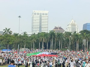 Massa Aksi Bentangkan Bendera Raksasa Palestina di Monas