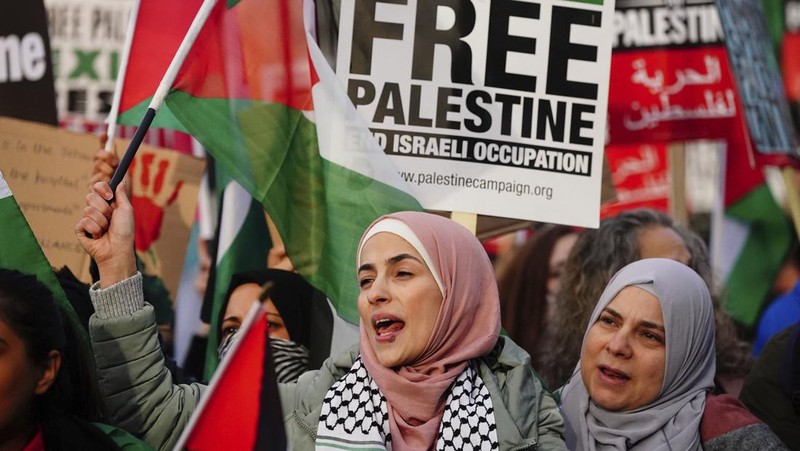 People take part in a pro Palestinian rally in Trafalgar Square, London, Saturday, Nov. 4, 2023. (Victoria Jones/PA via AP)