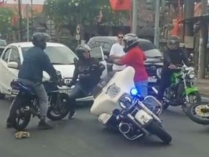 Heboh Adu Jotos Pengendara Moge Vs Ninja di Tengah Jalan Bali