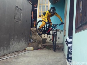 Downhill Pemacu Adrenaline! Masuk ke Rumah Warga di Kampung Batu