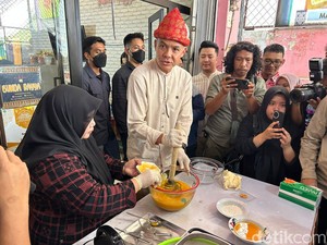 Momen Ganjar Jajal Bikin Kue Maksuba Khas Palembang