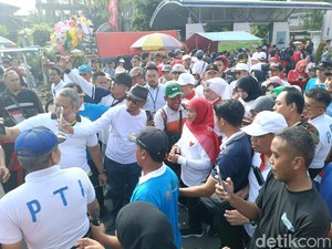 Gubernur Khofifah Sebut Jalan Sehat Bangun Kerukunan di Tahun Politik