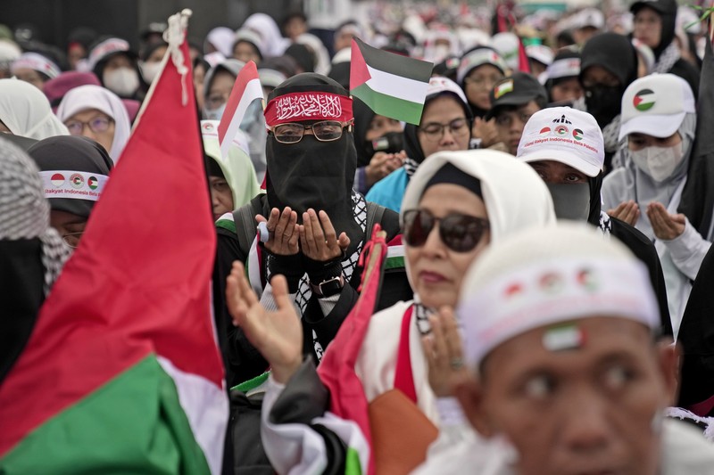 ISRAEL-PALESTINIANS/INDONESIA People take part in a rally supporting Palestinians in Gaza, as the conflict between Israel and Hamas continues, at the National Monument (Monas) complex in Jakarta, Indonesia, November 5, 2023. REUTERS/Willy Kurniawan